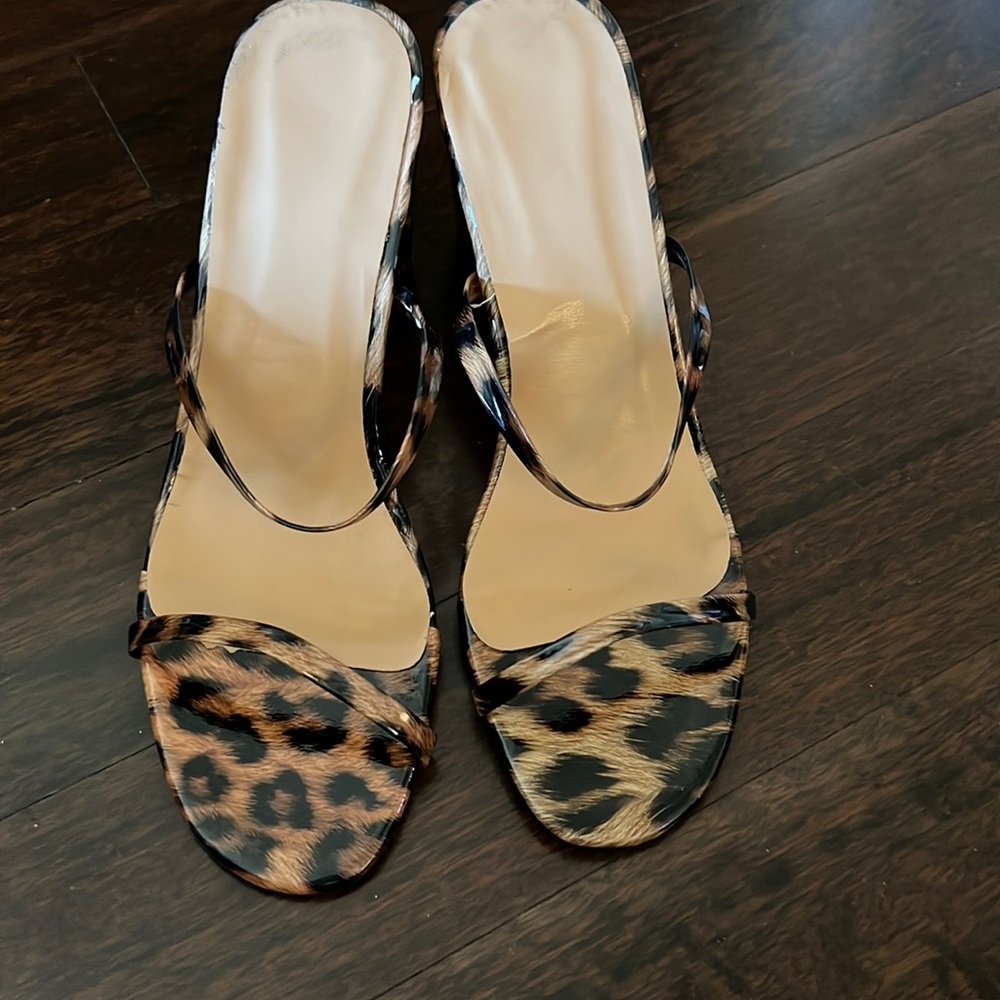 Leopard print sandals with heel.